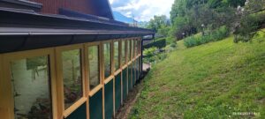 Fabrication d’une ossature, isolation laine de bois et pose d’un bardage en pin brossé sur murs et plafonds