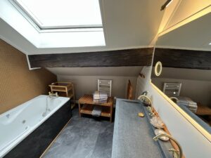 Modification d'une commode en meuble sur mesure avec une vasque en granit et pose d’un sol stratifié.