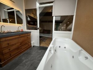 Modification d'une commode en meuble sur mesure avec une vasque en granit et pose d’un sol stratifié.