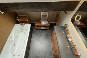 Modification d'une commode en meuble sur mesure avec une vasque en granit et pose d’un sol stratifié.