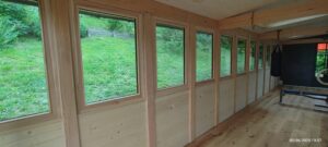 Pose d’un parquet chêne avec sous-couche isolante, pose de fenêtres et fabrication d’une ossature, isolation laine de bois et pose d’un bardage en pin brossé sur murs et plafonds